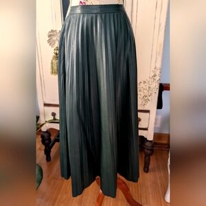 URBANE CLOTH Elegant Green Faux Leather Pleated‎ Skirt